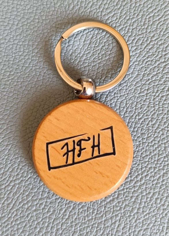 Porte-clé en bois personnalisé - Lune avec initiale – Image 4