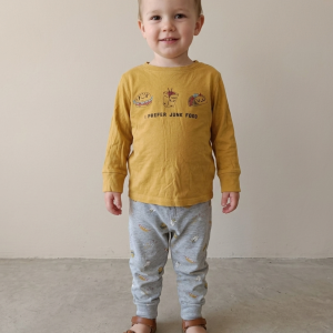 Ensemble t-shirt pantalon enfant, motif burger/tacos – "Kiabi" - Taille 3 ans porté