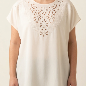top-blanc-casse-tiziana-broderie-anglaise-face porté