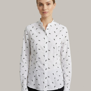 chemise blanche à motifs hirondelles noires portée