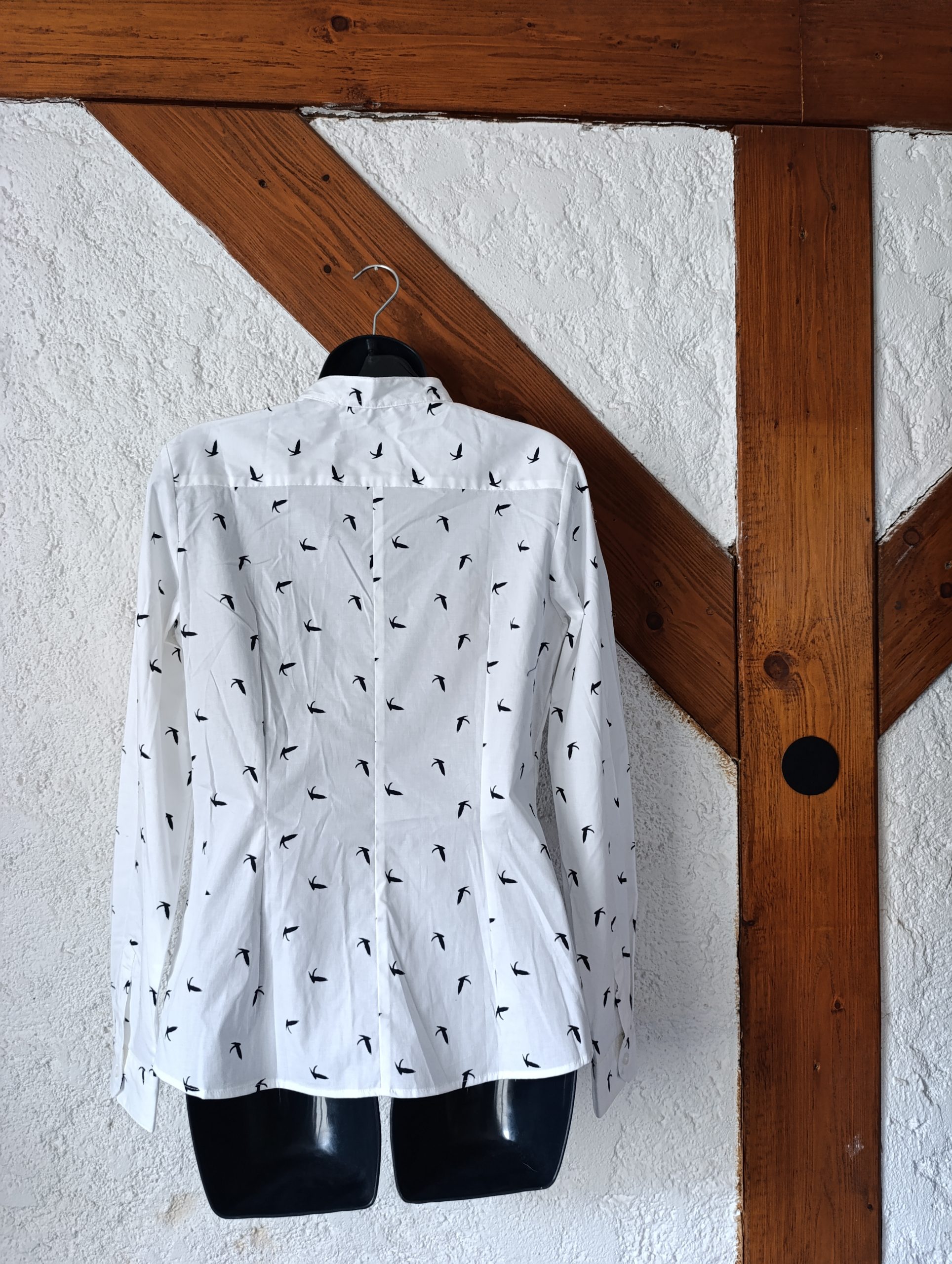 Vue de dos de la chemise montrant les pinces de cintrage et la coupe ajustée.