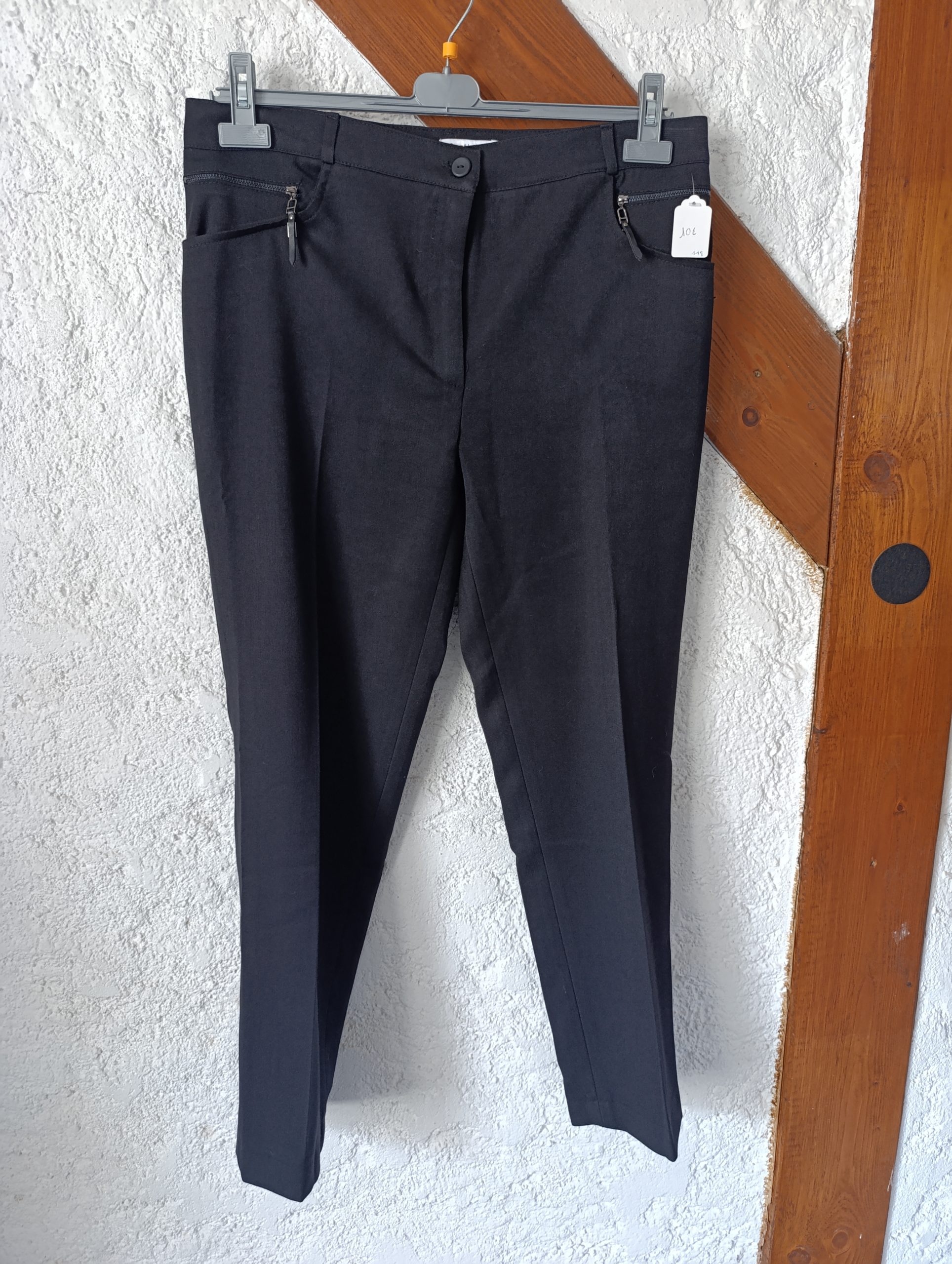 Vue de face d'un pantalon noir femme avec poches zippées Scottage.