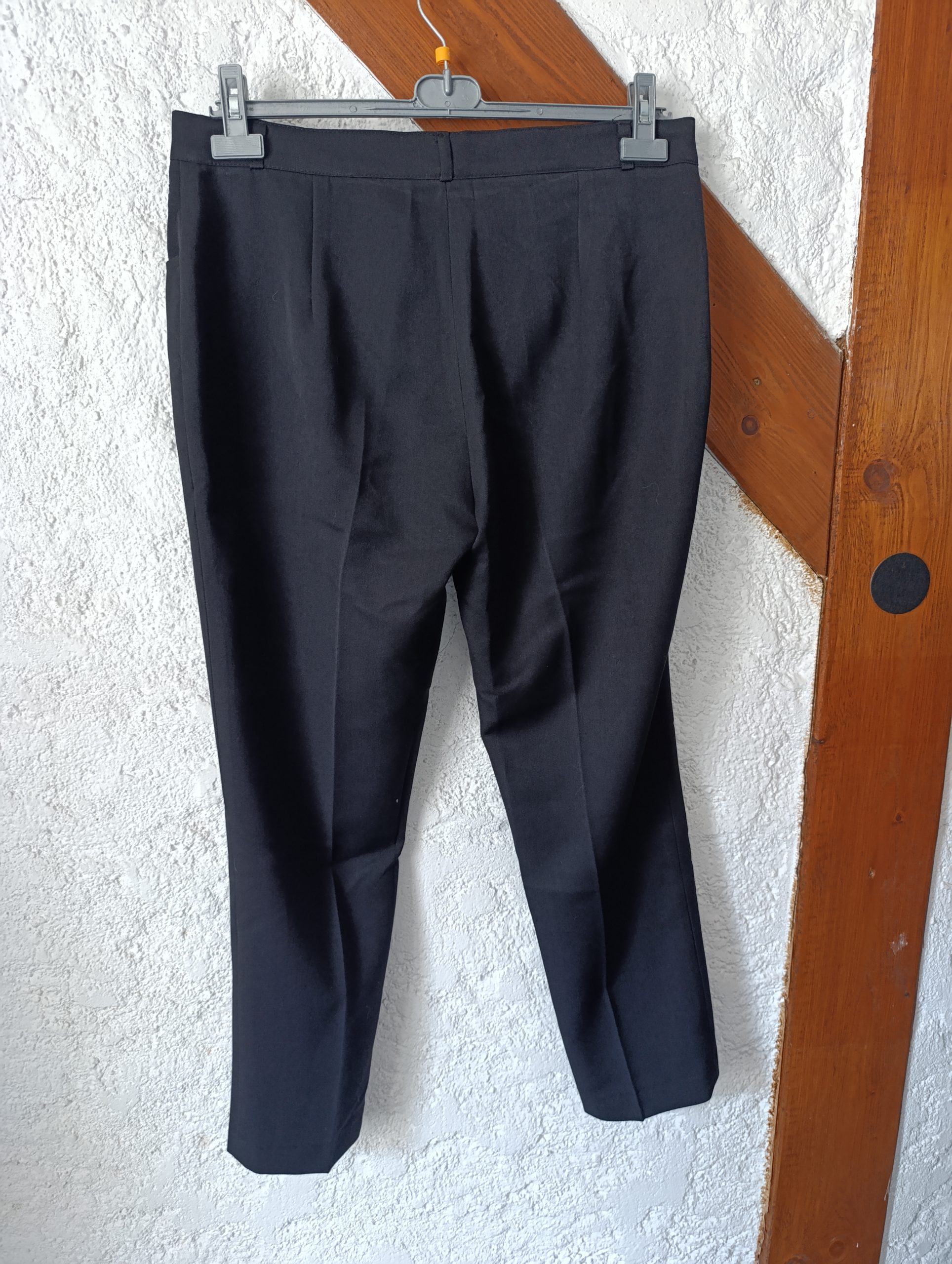 Vue de dos d'un pantalon noir coupe droite Scottage.