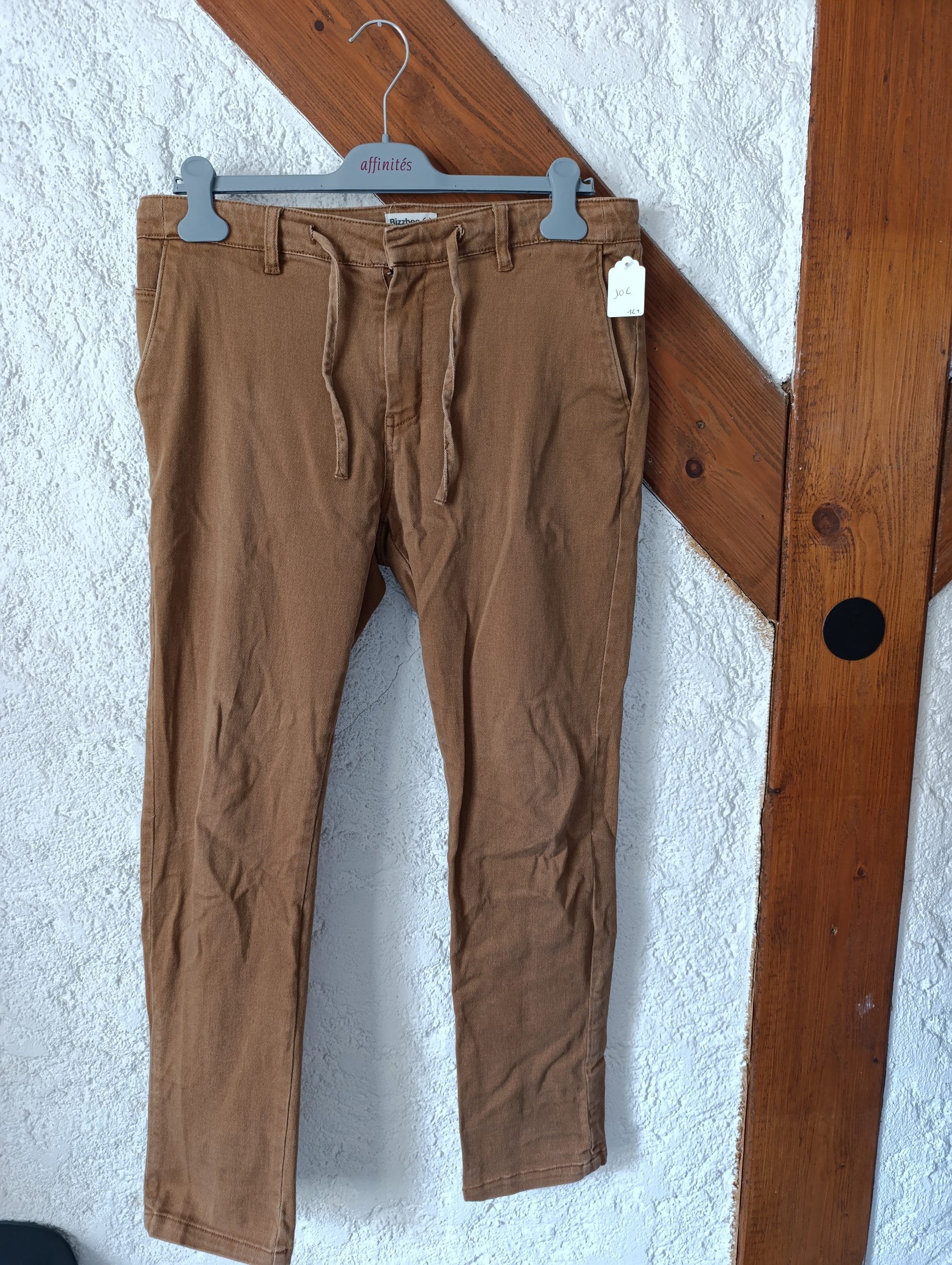 Vue de face d'un jean camel Bizzbee, avec cordon de serrage.