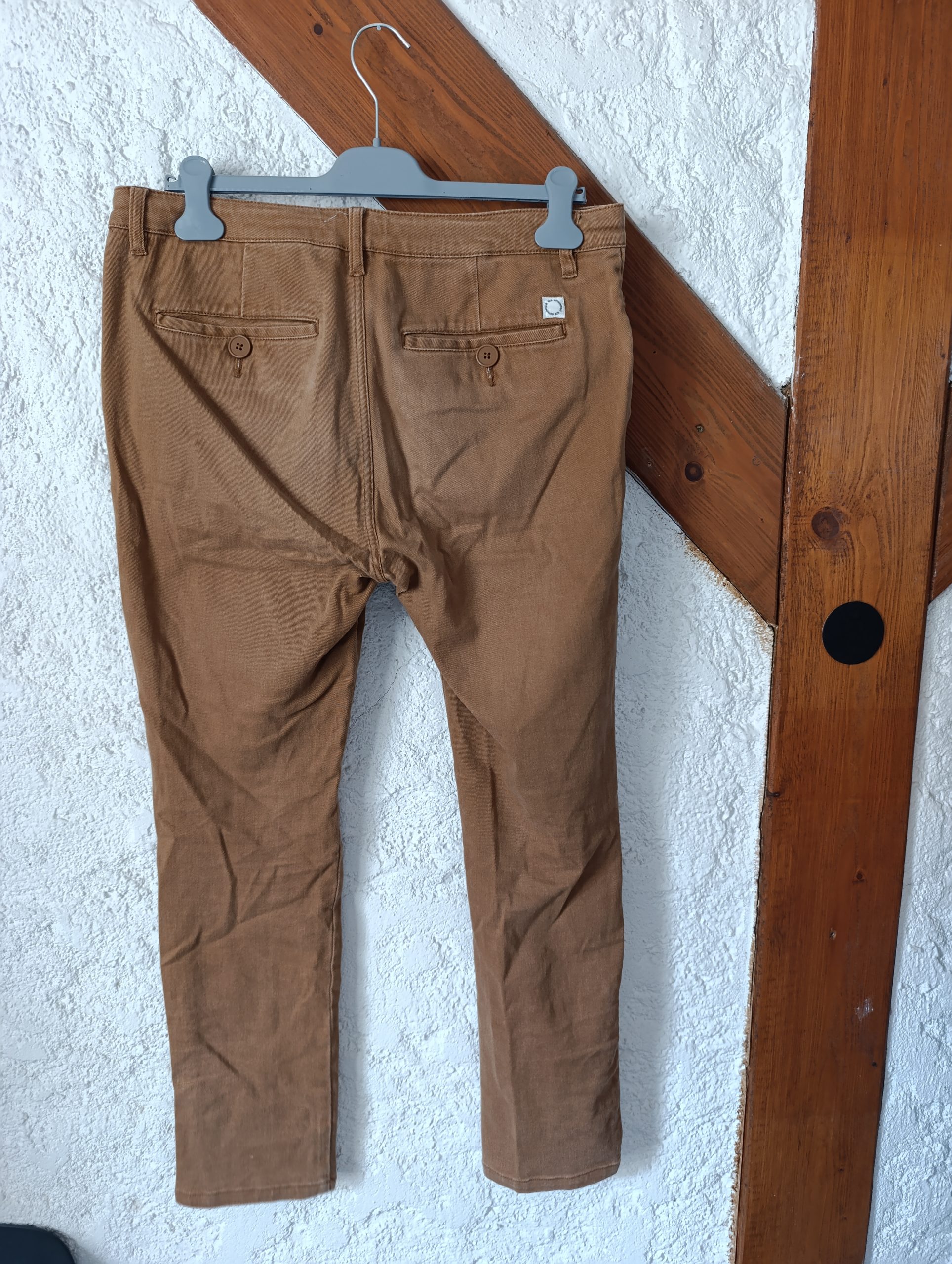 Vue de dos d'un jean camel Bizzbee, avec cordon de serrage.