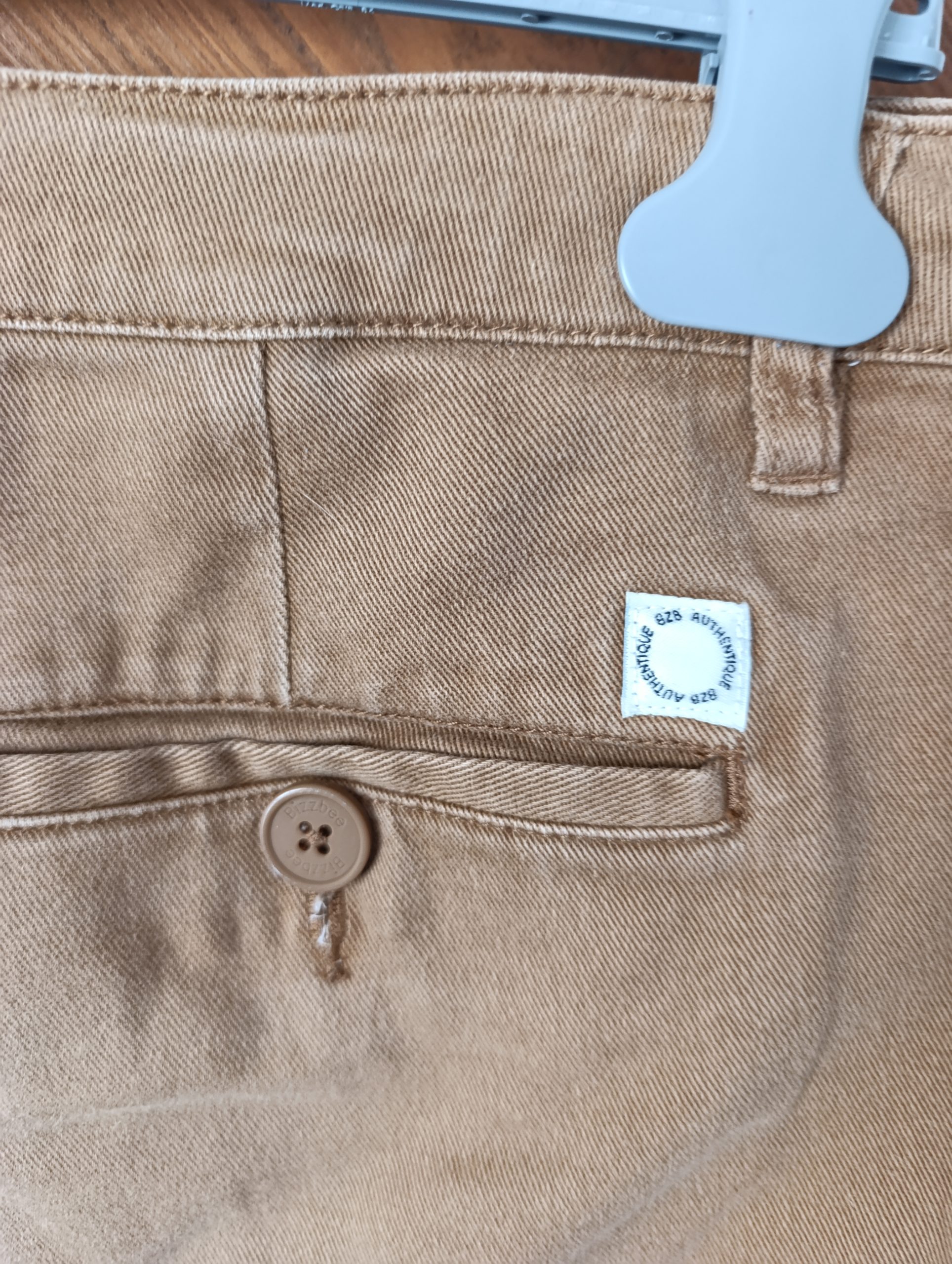 détail d'un jean camel Bizzbee, avec cordon de serrage.