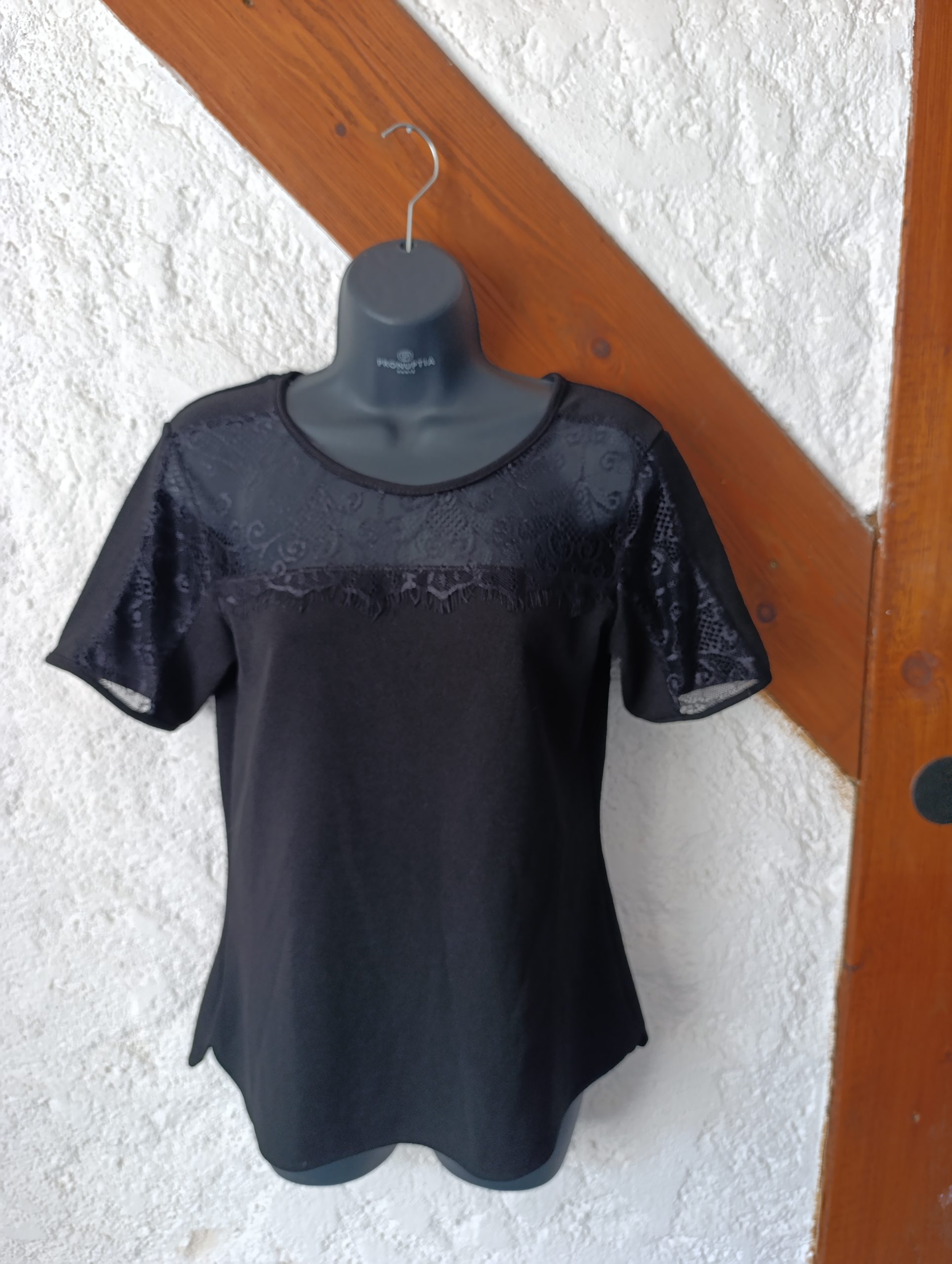 Haut Noir avec Détails Dentelle - "Newco" - Taille M de face