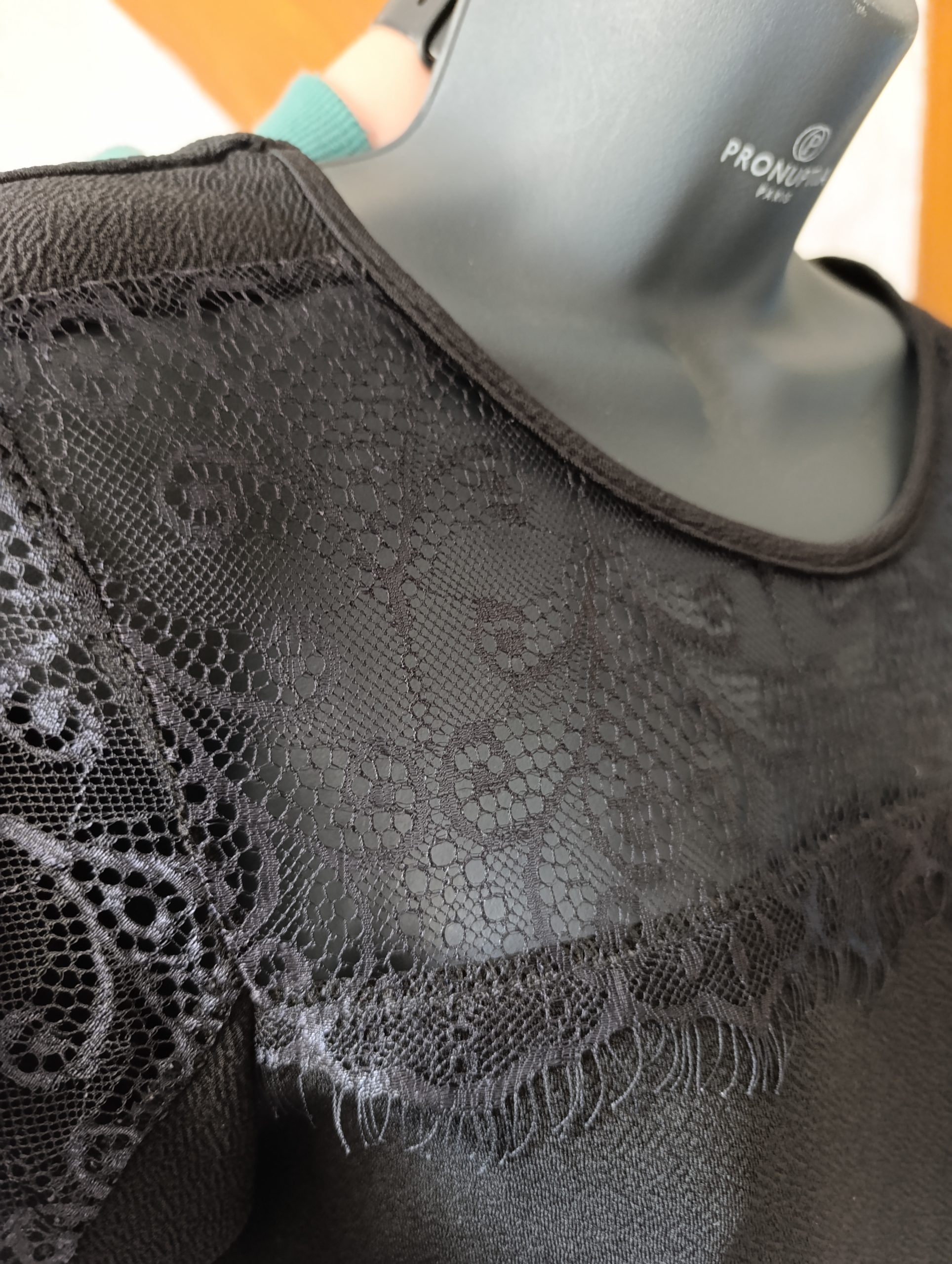 Haut Noir avec Détails Dentelle - "Newco" - Taille M détail dentelle