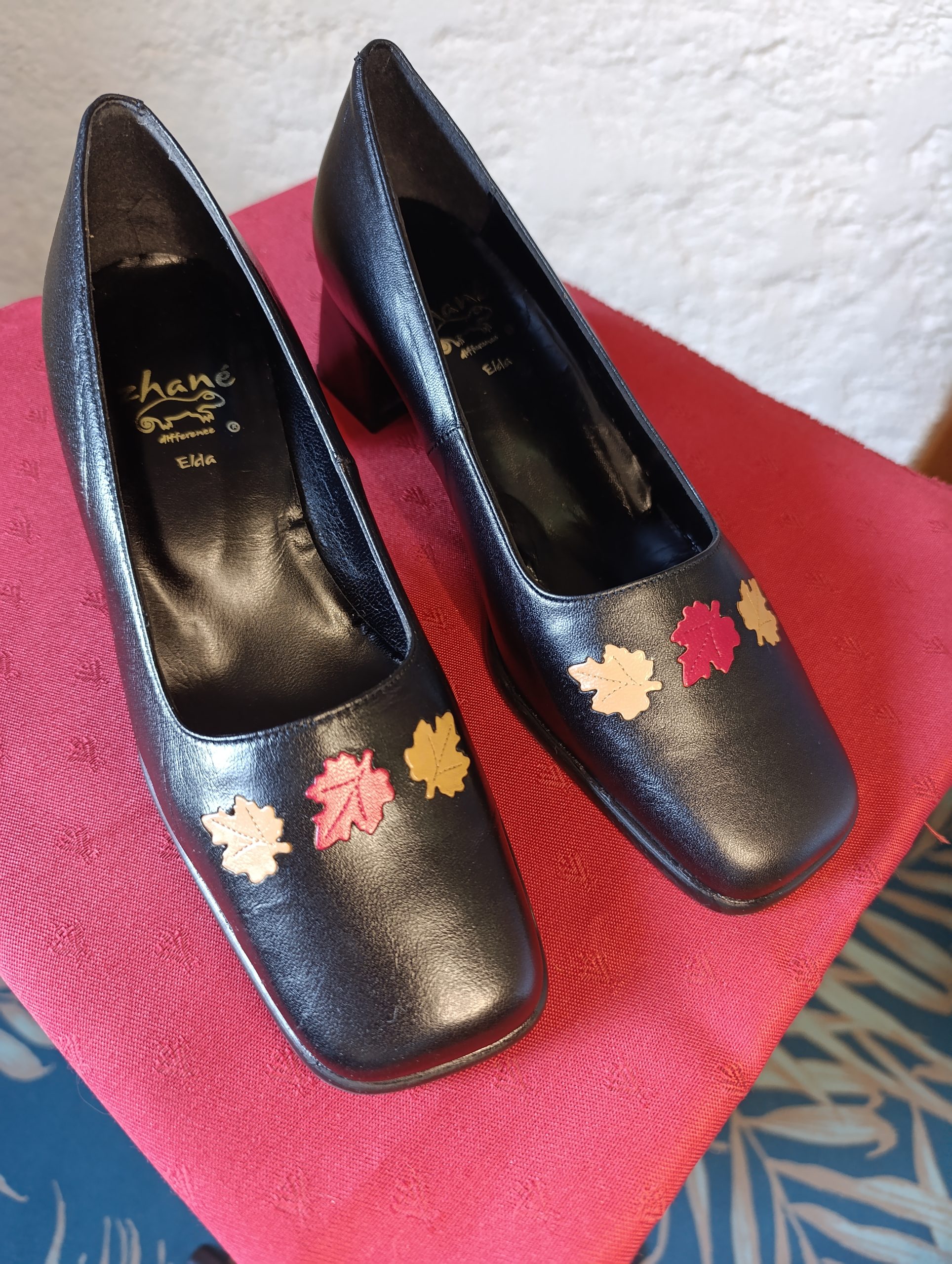Escarpins noirs motif feuille