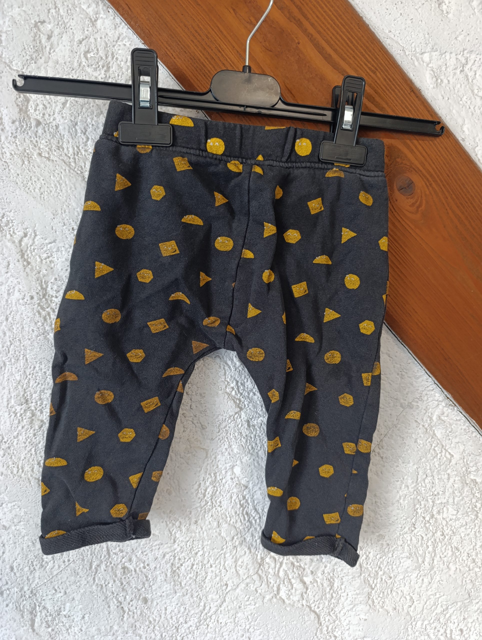 Pantalon Sarouel Bébé - Gris Anthracite & Motifs Géométriques Moutarde avant
