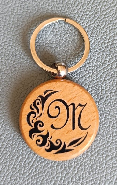 Porte-clé en bois personnalisé - Lune avec initiale – Image 3