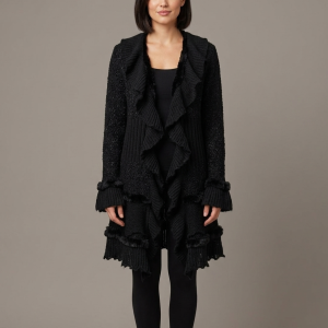 Cardigan noir à volants porté