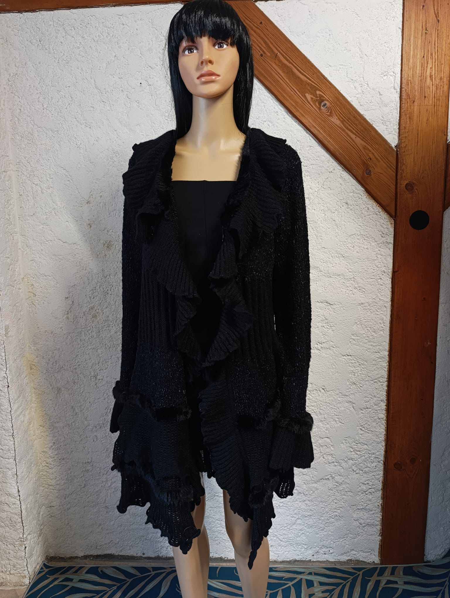 Cardigan noir à volants face ouvert