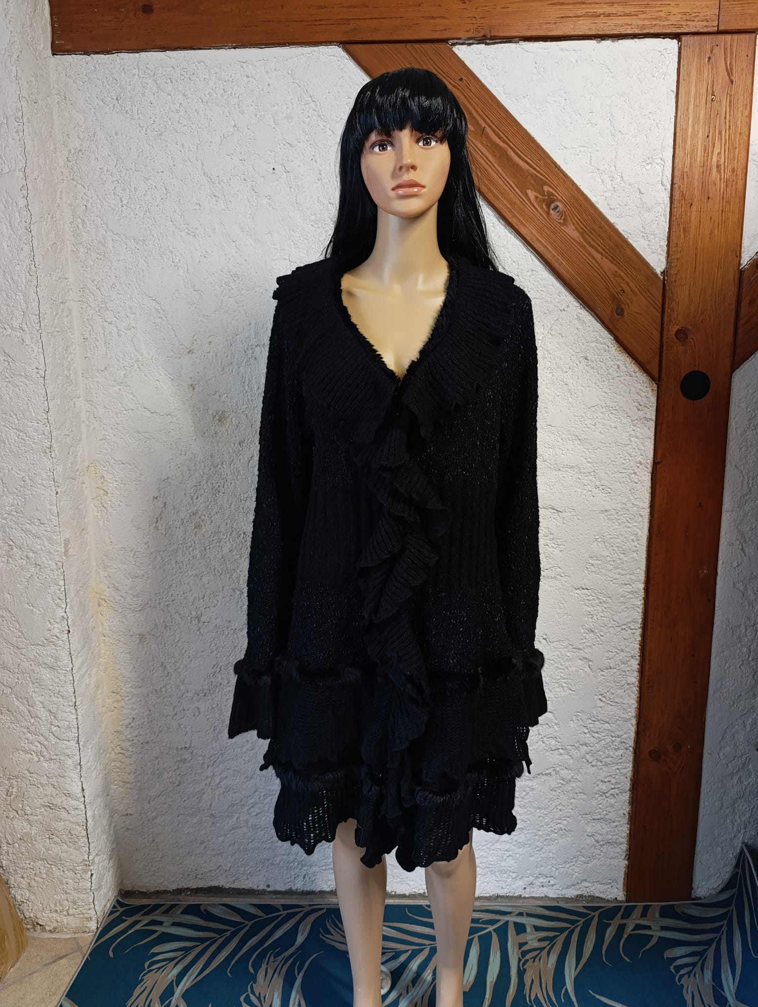Cardigan noir à volants de face