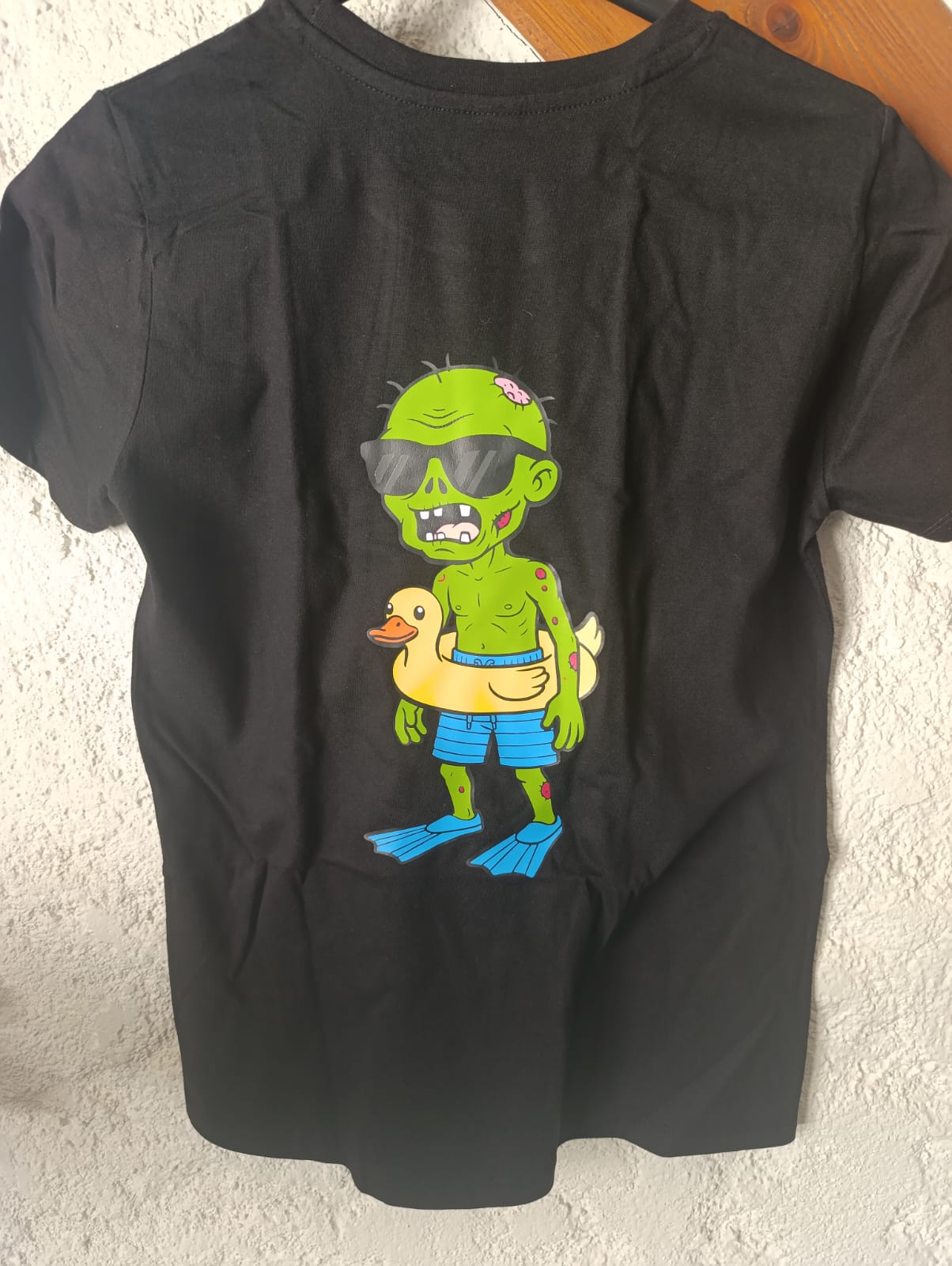 T shirt Swimming zombie - Homme réel de dos